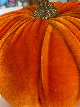 Load image into Gallery viewer, Velvet pumpkin decoration