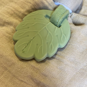Elephant comforter with leaf teether